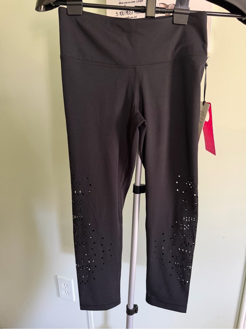 Yogalicious Black Laser-Cut Capri Leggings. Size XS